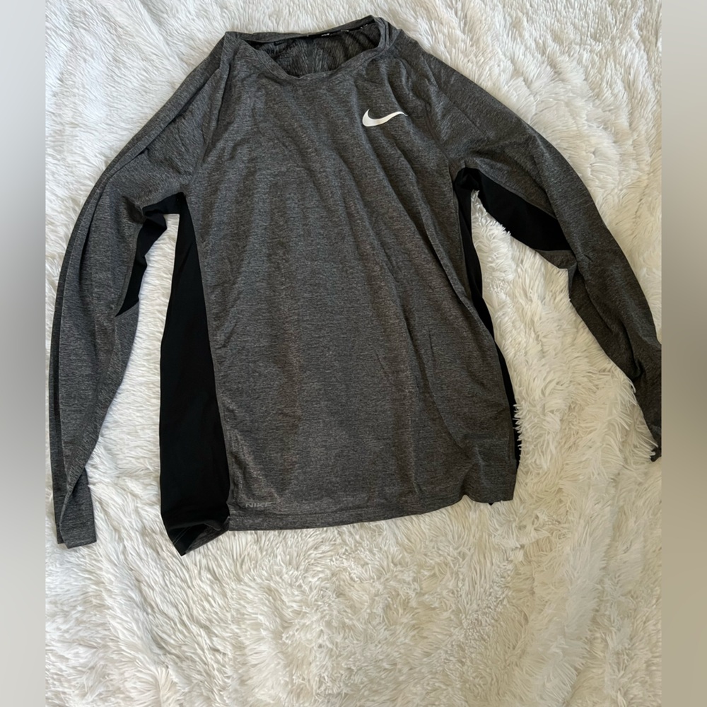 Nike Dri-FIT Heathered Gray Long Sleeve Shirt Size Medium